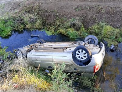 Un automóvil volcó en Ruta 7 y cayó a un desagüe: iban tres jóvenes