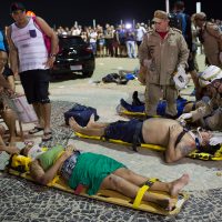 Auto invade playa en Copacabana y hiere a 15 personas