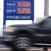 Precios de la gasolina superan los 4 dólares por galón en EU, el máximo desde 2022