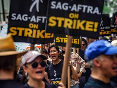 La huelga de actores y guionistas de EU recibe muestras de apoyo en Hollywood y en Manhattan