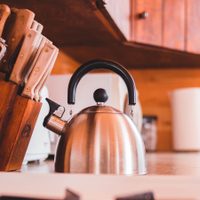 El secreto de la abuela para limpiar tu pava y dejarla como recién estrenada