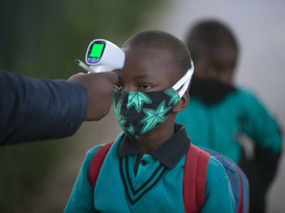 Nueva mutación del coronavirus "afecta con más fuerza a los jóvenes"