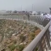 Emiratos Árabes "siembra" nubes y provoca lluvia artificial ante ola de calor