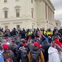 Trump pide a sus simpatizantes que irrumpieron en el Capitolio que "permanezcan en paz"
