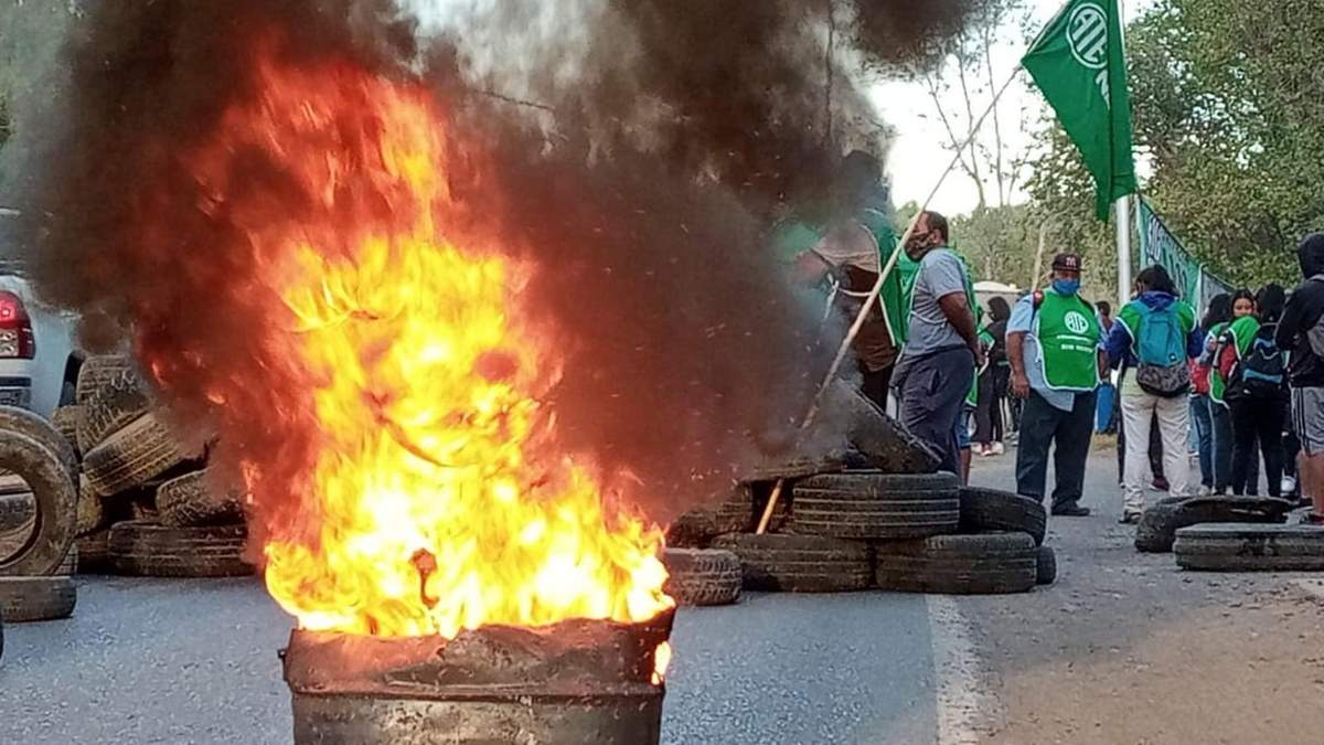 ATE Río Negro se moviliza en los accesos a la provincia. Fuente: (Twitter)
