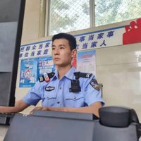 Policía se disfraza de repartidor de comida para evitar que un joven se suicidara