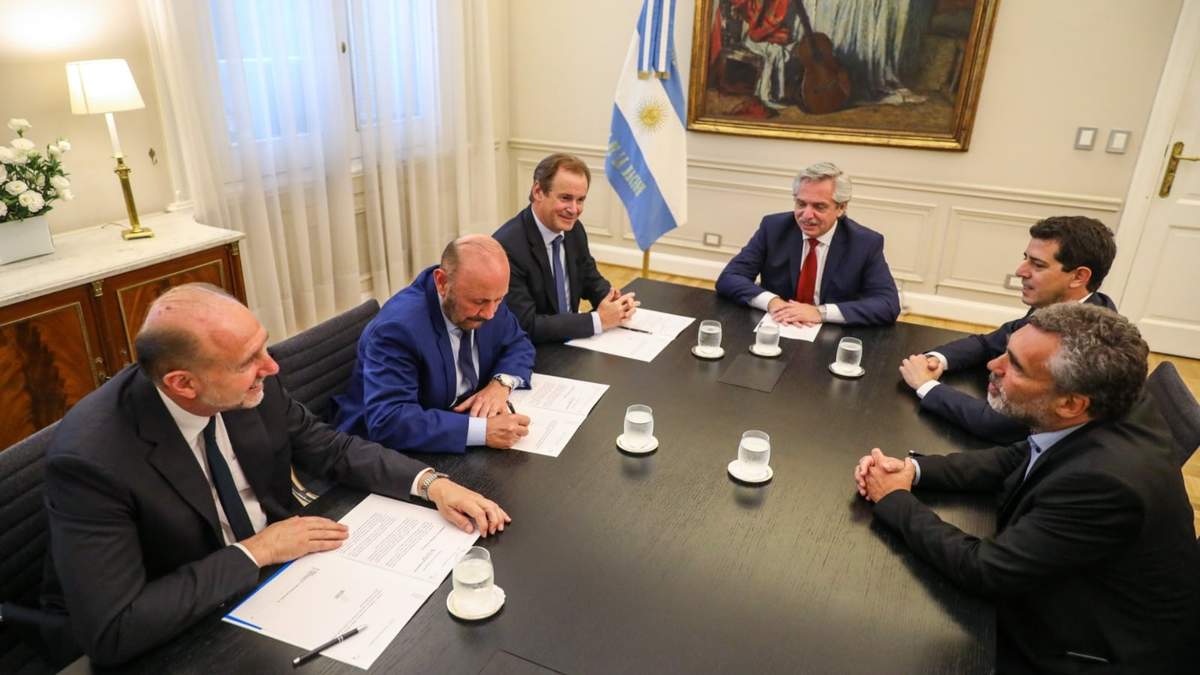 Fernádez, De Pedro y Vanoli junto a gobernadores. Fuente: (Twitter)