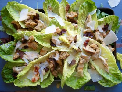 Descubrí cómo disfrutar de una ensalada César con las manos