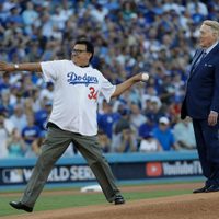 Fernando 'El Toro” Valenzuela lanza la primera bola en Serie Mundial (Videos)