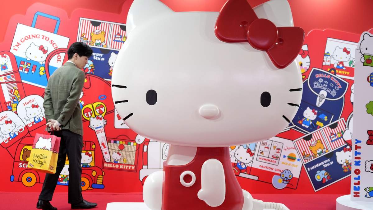 Un visitante mira una Hello Kitty gigante en la exposición "A medida que yo cambio, ella también", por el 50 aniversario de Hello Kitty en el Museo Nacional de Tokio
