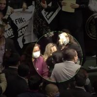Diputada de Morena da manotazo en la cara a su colega panista (Video)