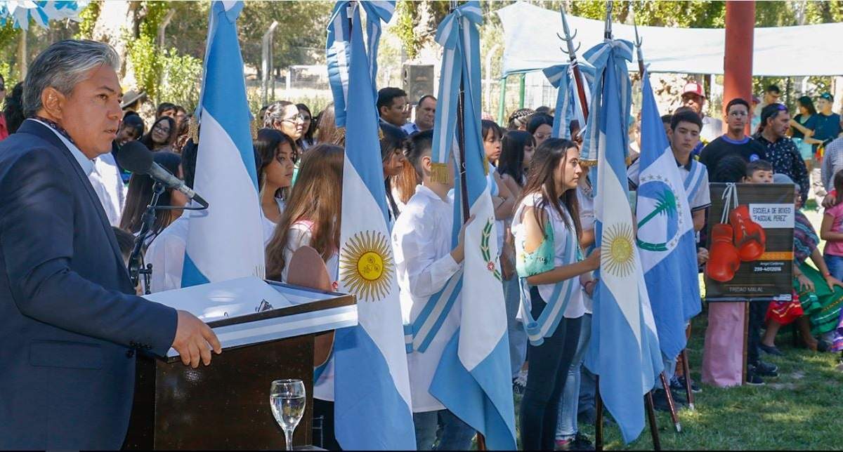 El gobernador Figueroa, habló en el acto ante alumnos, docentes y vecinos de Tricao Malal. Fuente: (Gobierno de Neuquén)