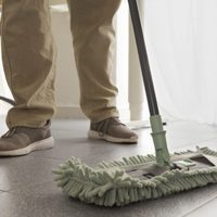 Con pocos ingredientes, conocé el secreto de la abuela para dejar la mopa de piso limpia y desinfectada