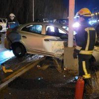 Un auto se salió de control en la ruta 7 e impactó contra la base de una luminaria