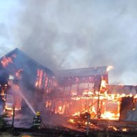 Una familia saltó al vacío desde el primer piso de su vivienda para escapar de un incendio