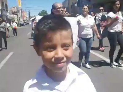 Jayden, el 'rastreador” más pequeño, busca a su madre desaparecida