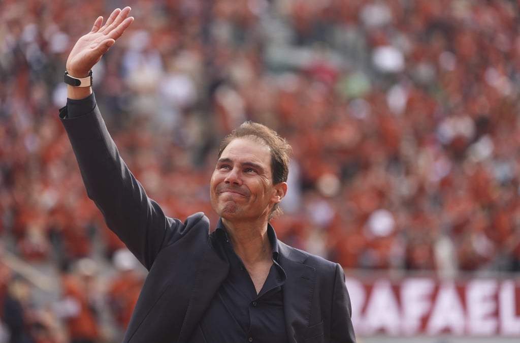 El extenista español, Rafael Nadal, saluda a sus fanáticos en la cancha central Philippe Chatrier, en el estadio Roland Garros de París, Francia, durante su homenaje, domingo 25 de mayo de 2025
