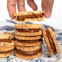Alfajores con masa de almendras sin gluten: así de fácil podés prepararlos y acompañar unos buenos mates