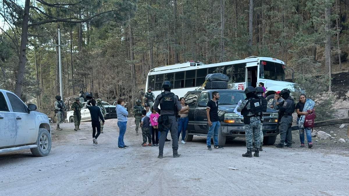 Familias desplazadas regresan a sus hogares en la región de El Durazno, en el municipio de Tamazula, Durango, escoltadas por fuerzas de seguridad