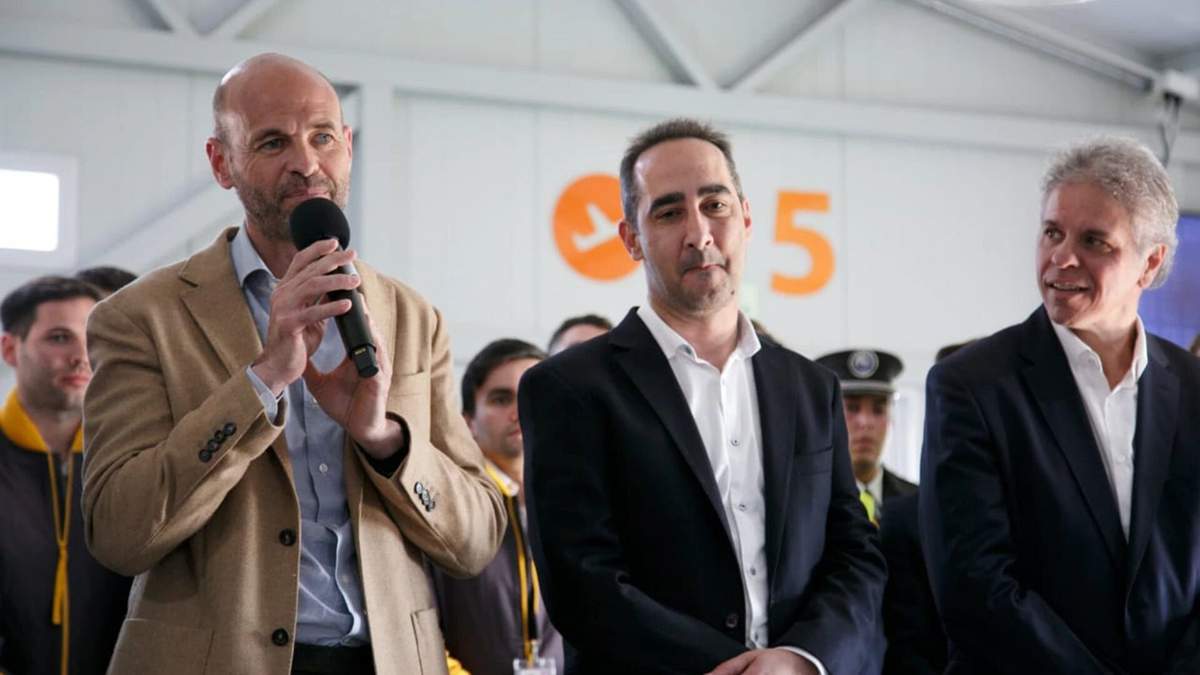 El exministro de Transporte Guillermo Dietrich junto al exintendente de Morón, Ramiro Tagliaferro, y Sebastián Pereira. Fuente: (Twitter)