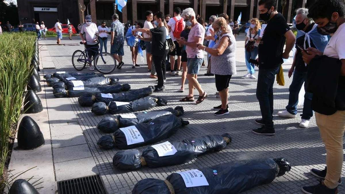 Bolsas mortuorias en Plaza de Mayo. Fuente: (Twitter)