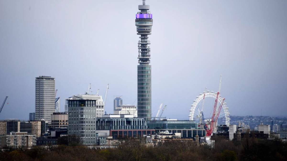 Vista de la Torre BT Tower desde Primrose Hill, en Londres, el domingo 29 de marzo de 2020