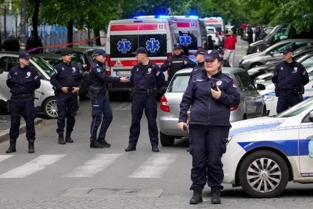 Policías cortan las calles en torno a la escuela Vladislav Ribnikar en Belgrado, Serbia, el 3 de mayo de 2023
