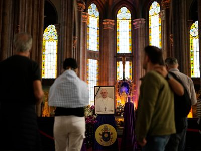 Los homenajes al Papa Francisco se hacen en todo el mundo tras su muerte