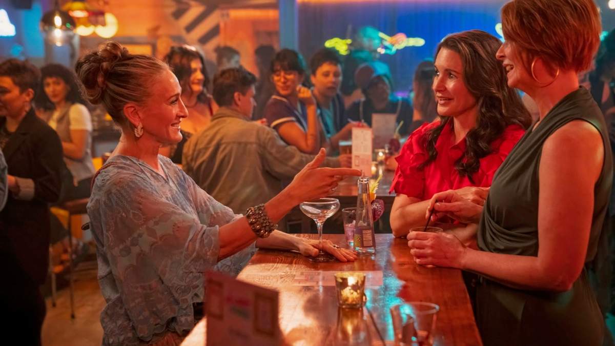 Esta imagen difundida por HBO muestra a Sarah Jessica Parker, de izquierda a derecha, Kristin Davis y Cynthia Nixon de la serie "And Just Like That"