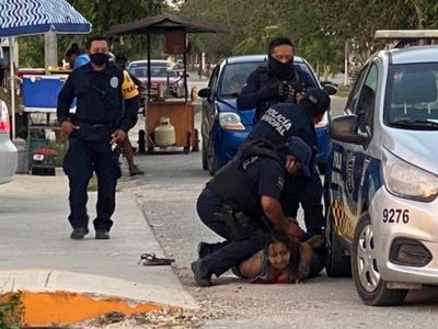 Policías municipales de Tulum someten a una mujer y le provocan la muerte