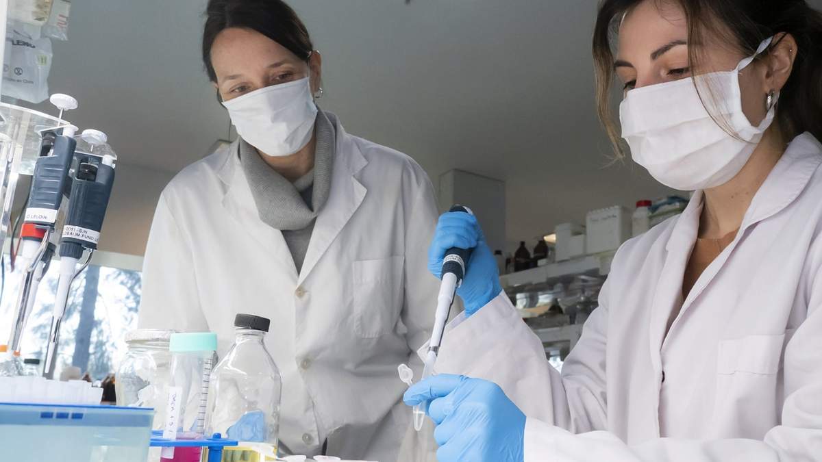 Intenso trabajo en laboratorios clínicos ante el coronavirus. Fuente: (Twitter)