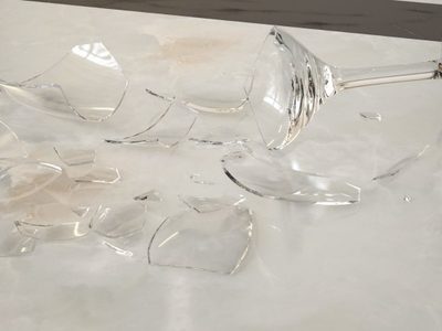Si se te rompió una copa, no la tires: transformala en una bandeja hermosa para tu cocina en 3 pasos