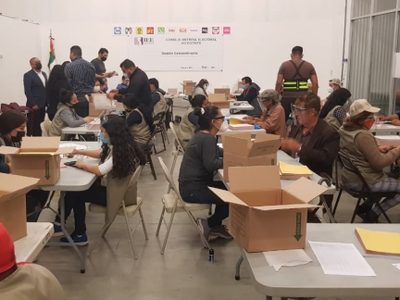 Denuncian a consultora en BC por adelantarse al cierre de casillas