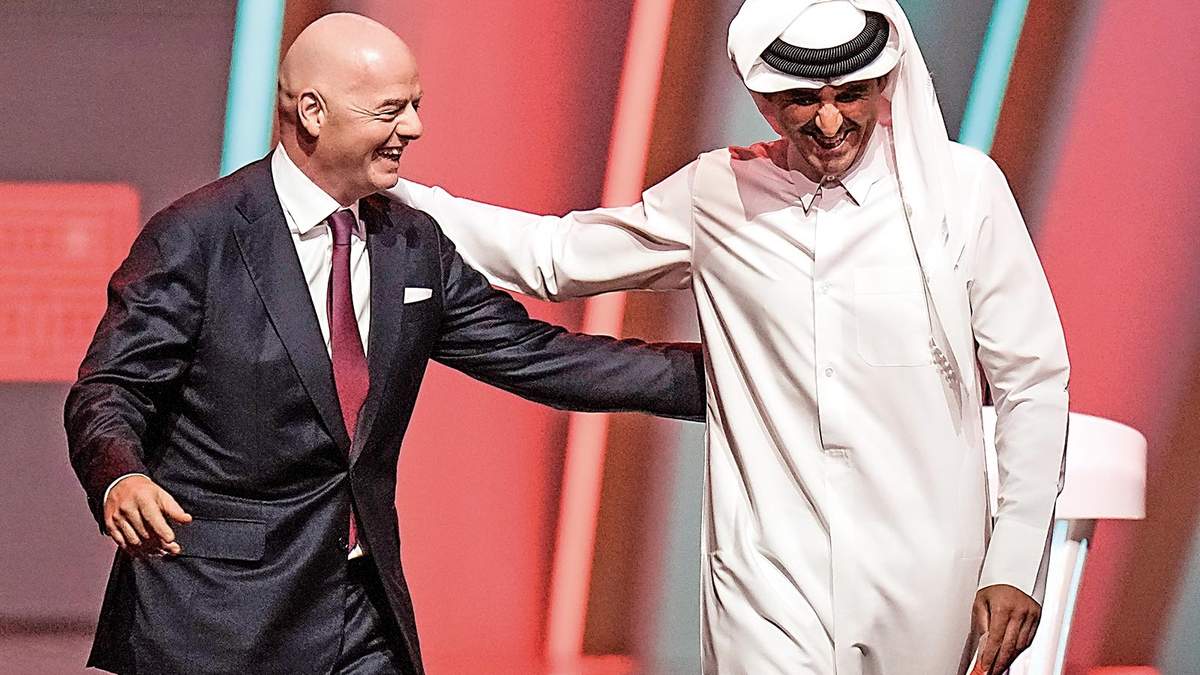 Infantino y el emir Bin Hammad Al Thani. Sociedad