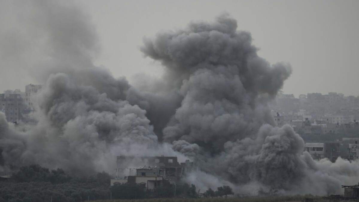 Las escenas de un ataque aéreo de las fuerzas israelíes en la Franja de Gaza pueden verse desde el sur de Israel