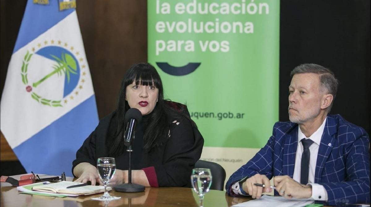 Los ministros de Educación, Soledad Martínez, y de Infraestructura, Rubén Etcheverry. Fuente: (Gobierno de Neuquén)