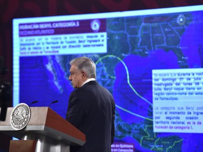 “No titubeemos”: AMLO urge a la población a buscar refugio ante llegada del huracán Beryl