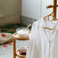 El "secreto japonés" para dejar la ropa blanca como nueva sin usar lavandina