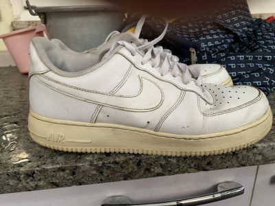 El truco de las abuelas para blanquear las suelas amarillas de tus zapatillas sin usar ni una sola gota de lavandina