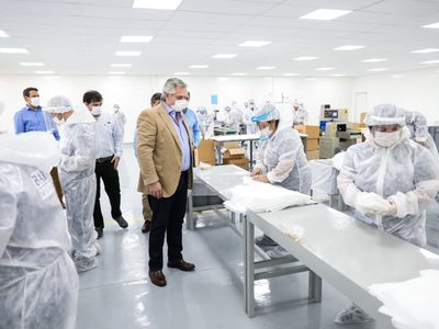 Conurbano: Alberto Fernández visitó una planta que produce barbijos N95