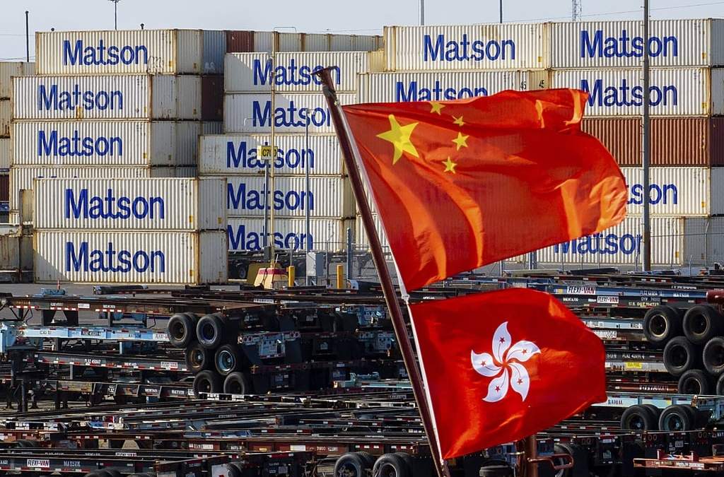 Banderas que representan a China y Hong Kong ondean desde un barco en el puerto de Oakland el 15 de abril de 2025, Oakland, California