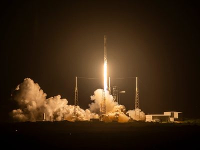 Autoridades aeronáuticas de EU suspenden lanzamientos de SpaceX tras incendio de cohete