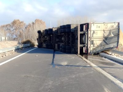 Accidente en ruta 7: camión volcó cerca del empalme con ruta 40