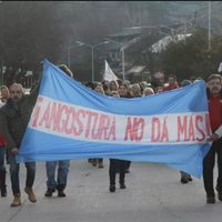 Vecinos marcharon para reclamar mejoras en los servicios públicos y arreglos de calles