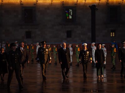 AMLO iza a media asta la Bandera por víctimas de sismos de 1985 y 2017