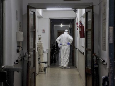 Coronavirus: por qué hay un “delay” en la carga de fallecimientos al registro