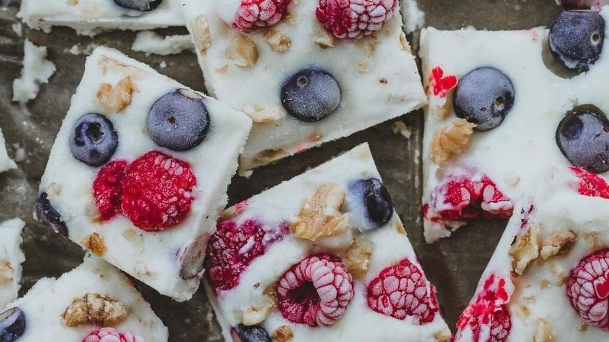 Lajas de yogurt y frutos. Fuente: (Instagram).