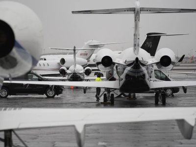 Si Taylor Swift quiere llegar al Super Bowl, necesitará espacio para estacionar su jet