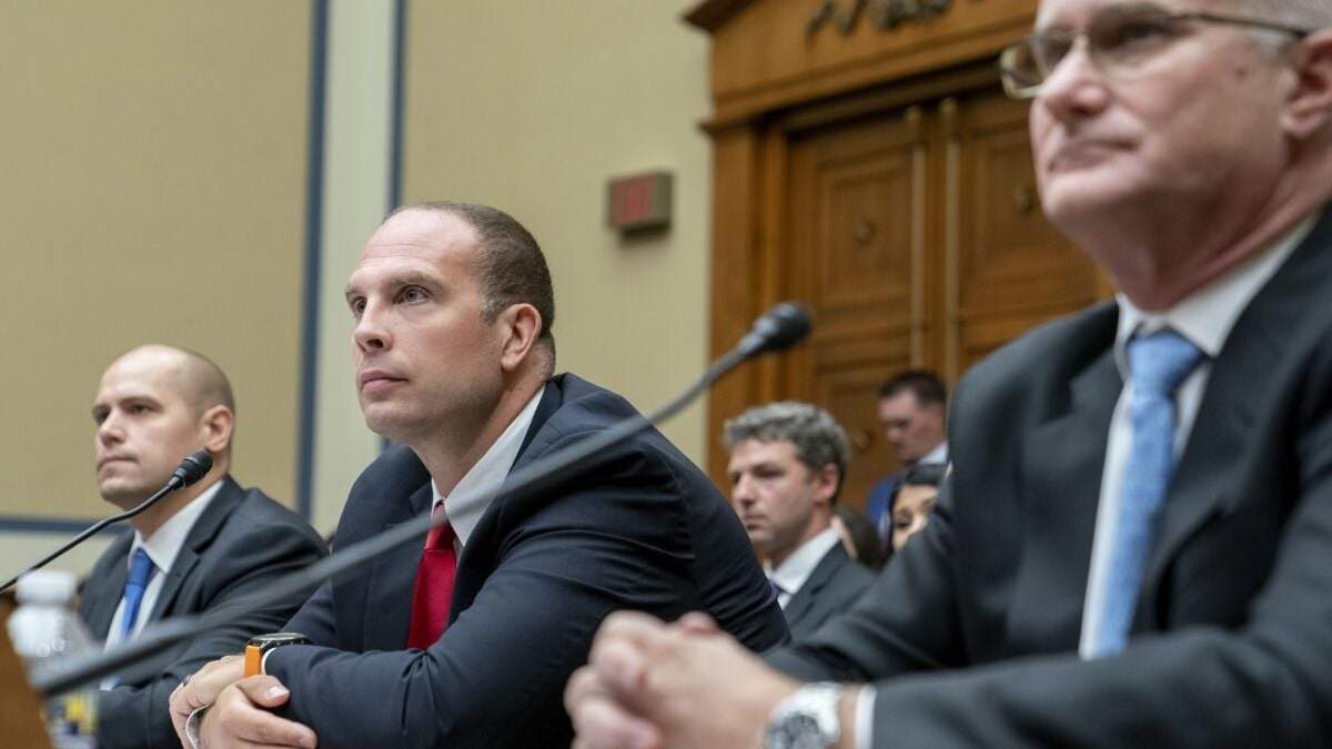 Ryan Graves, director ejecutivo de Safe Aerospace; el mayor retirado de la Fuerza Aérea estadounidense, David Grusch, y el comandante retirado de la armada estadounidense, David Fravor, (izq. a der.)