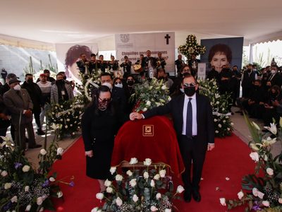 Seguidores despiden a Carmen Salinas con homenaje en el Jardín de la Madre